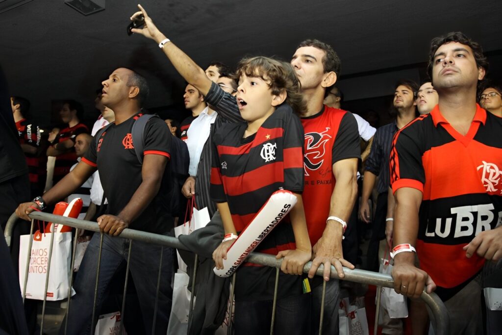 Dez anos se passaram e atacante campeão pelo Flamengo está de volta